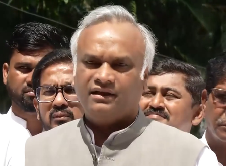 राहुल गांधी के खिलाफ एफआईआर को प्रियांक खड़गे ने बताया राजनीति से प्रेरित, भाजपा ने किया पलटवार राहुल गांधी के खिलाफ एफआईआर को प्रियांक खड़गे ने बताया राजनीति से प्रेरित, भाजपा ने किया पलटवार