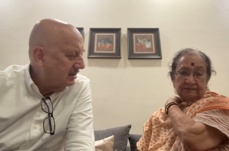 यूएस टूर से पहले मां दुलारी से मिले अनुपम खेर, शेयर किया इमोशनल वीडियो