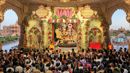 मथुरा-वृंदावन में जन्माष्टमी के विविध रंग द्वारकाधीश मंदिर में निकलती है झांकियां तो बांके बिहारी मंदिर में मंगला आरती