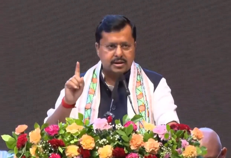 तेलंगाना भाजपा अध्यक्ष की गिरफ्तारी पर नितिन नवीन का कांग्रेस पर निशाना, बोले- संविधान पर राहुल गांधी का भाषण सिर्फ दिखावा तेलंगाना भाजपा अध्यक्ष की गिरफ्तारी पर नितिन नवीन का कांग्रेस पर निशाना, बोले- संविधान पर राहुल गांधी का भाषण सिर्फ दिखावा