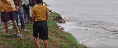 बाराबंकी में घाघरा का कहरः खेतों के बाद अब आशियानों पर कटान का खतरा, घर तोड़कर ईंटें बचाने को मजबूर ग्रामीण
