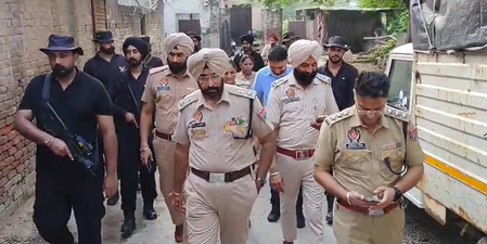 अमृतसर नशे के खिलाफ पुलिस की बड़ी कार्रवाई, 150 जवानों के साथ टीमों ने मारे छापे, 10 संदिग्ध हिरासत में अमृतसर नशे के खिलाफ पुलिस की बड़ी कार्रवाई, 150 जवानों के साथ टीमों ने मारे छापे, 10 संदिग्ध हिरासत में