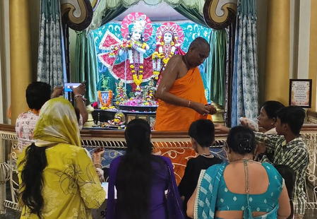 प्रयागराज इस्कॉन मंदिर में भव्य जन्माष्टमी की तैयारी, वृंदावन से आईं तीन लाख की विशेष पोशाक और आभूषण