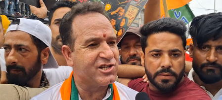 श्रीनगर में आमने-सामने नेशनल कॉन्फ्रेंस और भाजपा, एक-दूसरे के खिलाफ किया प्रदर्शन श्रीनगर में आमने-सामने नेशनल कॉन्फ्रेंस और भाजपा, एक-दूसरे के खिलाफ किया प्रदर्शन
