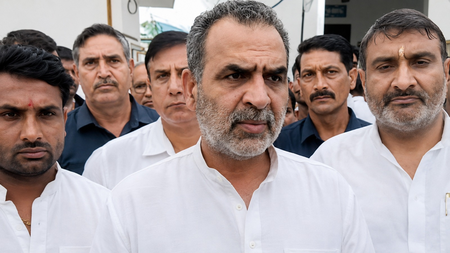 जिस प्रकार का माहौल हरियाणा में है, उससे हरियाणवी कलाकार दुखी हैं संजीव बालियान