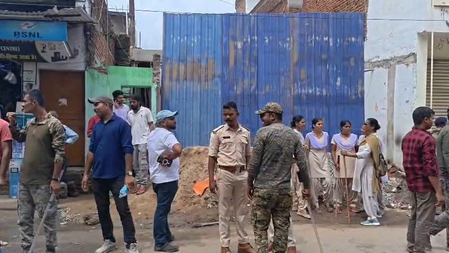झारखंडः चतरा में जमीन पर कब्जा दखल की कार्रवाई के दौरान महिला ने पेट्रोल छिड़ककर लगाई आग