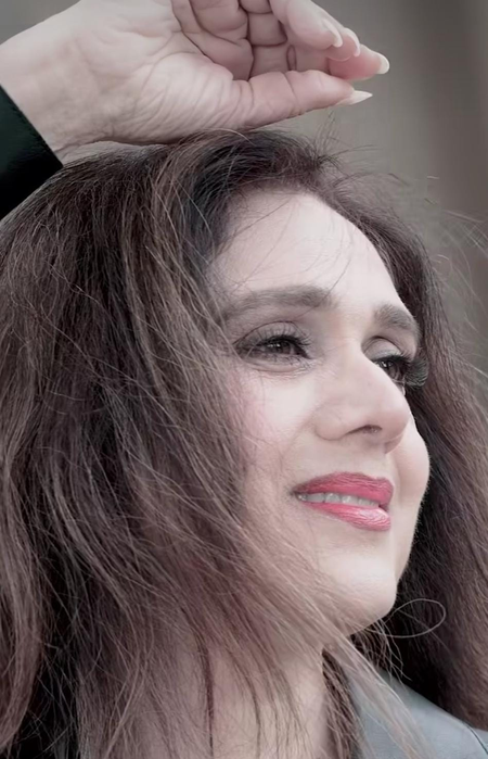मीनाक्षी शेषाद्रि ने फिर ताजा की ओ मेरे ख्वाबों के शहजादे की यादें, बदले अंदाज में दिखीं अभिनेत्री मीनाक्षी शेषाद्रि ने फिर ताजा की ओ मेरे ख्वाबों के शहजादे की यादें, बदले अंदाज में दिखीं अभिनेत्री