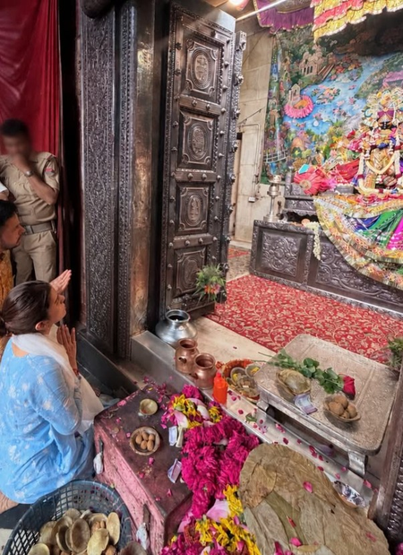 जन्माष्टमी पर ब्रज की गलियों में खोईं निमरत कौर, बांके बिहारी के दर्शन से कृष्ण लीला तक की दिखाई झलक जन्माष्टमी पर ब्रज की गलियों में खोईं निमरत कौर, बांके बिहारी के दर्शन से कृष्ण लीला तक की दिखाई झलक