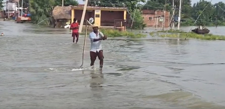 बिहारः बाढ़ की चपेट में शादीपुर गांव, पीड़ितों ने कहा- घरों में भरा पानी, खाने-पीने की भी व्यवस्था नहीं बिहारः बाढ़ की चपेट में शादीपुर गांव, पीड़ितों ने कहा- घरों में भरा पानी, खाने-पीने की भी व्यवस्था नहीं