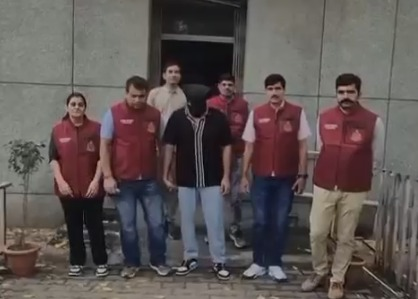 दिल्ली क्राइम ब्रांच की बड़ी कामयाबी, 30 लाख के साइबर फ्रॉड का नेटवर्क ध्वस्त, मुख्य हैंडलर जयपुर एयरपोर्ट से गिरफ्तार दिल्ली क्राइम ब्रांच की बड़ी कामयाबी, 30 लाख के साइबर फ्रॉड का नेटवर्क ध्वस्त, मुख्य हैंडलर जयपुर एयरपोर्ट से गिरफ्तार