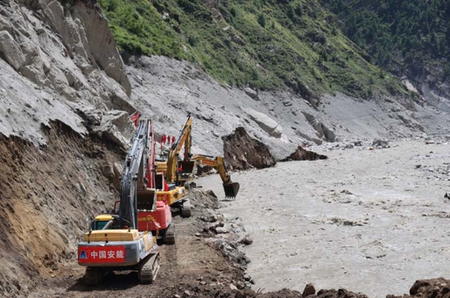 चीन ने आपातकालीन बचाव अभियान चलाने के लिए बलों को भेजा चीन ने आपातकालीन बचाव अभियान चलाने के लिए बलों को भेजा