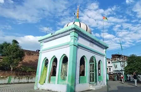 संभल में जमीन विवाद ने पकड़ा तूल, मंदिर और 150 वर्ष पुरानी मजार को लेकर प्रशासन व स्थानीय लोग आमने-सामने संभल में जमीन विवाद ने पकड़ा तूल, मंदिर और 150 वर्ष पुरानी मजार को लेकर प्रशासन व स्थानीय लोग आमने-सामने