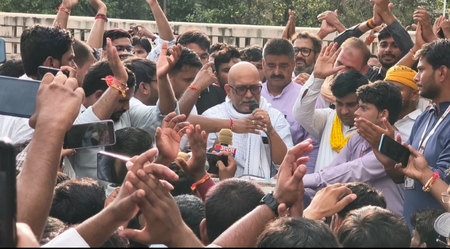 अजय राय को सहारनपुर जाने से रोका, सड़क पर बैठे तो पुलिस ने कांग्रेस कार्यकर्ताओं समेत किया गिरफ्तार अजय राय को सहारनपुर जाने से रोका, सड़क पर बैठे तो पुलिस ने कांग्रेस कार्यकर्ताओं समेत किया गिरफ्तार