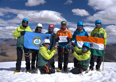 लद्दाख में एनआईएमएएस का कारनामा, 23 दिनों में 20 अविजित चोटियों पर फहराया तिरंगा लद्दाख में एनआईएमएएस का कारनामा, 23 दिनों में 20 अविजित चोटियों पर फहराया तिरंगा