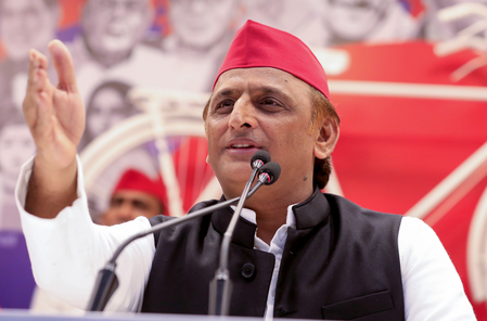 मथुरा सपा कार्यालय में जिलाध्यक्ष को मारा थप्पड़, अब 17 कार्यकर्ताओं समेत दो नेता पार्टी से निष्कासित