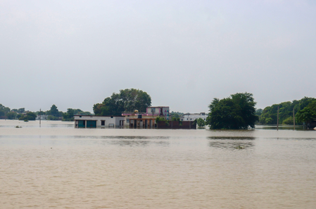 बिहार में नदियों के जलस्तर में गिरावट, गंगा समेत कई नदियां अब भी कई स्थानों पर खतरे के निशान से ऊपर बिहार में नदियों के जलस्तर में गिरावट, गंगा समेत कई नदियां अब भी कई स्थानों पर खतरे के निशान से ऊपर