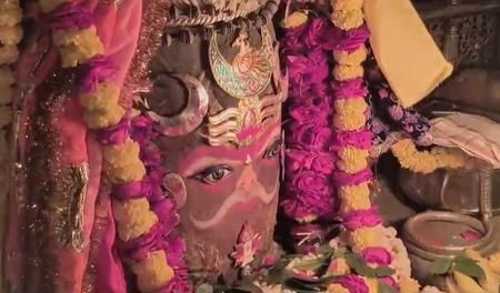 भस्म आरती बाबा महाकाल का त्रिपुंड और रुद्राक्ष की माला से राजा स्वरूप में शृंगार, बड़ी संख्या में मौजूद रहे श्रद्धालु भस्म आरती बाबा महाकाल का त्रिपुंड और रुद्राक्ष की माला से राजा स्वरूप में शृंगार, बड़ी संख्या में मौजूद रहे श्रद्धालु