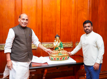 राजनाथ सिंह ने श्रीलंका के राष्ट्रपति से की मुलाकात, पीएम मोदी की ओर से दीं शुभकामनाएं राजनाथ सिंह ने श्रीलंका के राष्ट्रपति से की मुलाकात, पीएम मोदी की ओर से दीं शुभकामनाएं