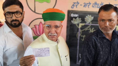 बीकानेर नगर निगम चुनाव केंद्रीय मंत्री अर्जुन राम मेघवाल ने कतार में लगकर किया मतदान, विपक्ष पर साधा निशाना बीकानेर नगर निगम चुनाव केंद्रीय मंत्री अर्जुन राम मेघवाल ने कतार में लगकर किया मतदान, विपक्ष पर साधा निशाना