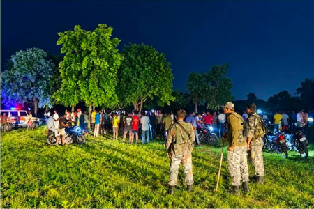 चतरा के गांव में पुलिस पर पथराव, दो दारोगा घायल, भीड़ नियंत्रित करने के लिए हवाई फायरिंग चतरा के गांव में पुलिस पर पथराव, दो दारोगा घायल, भीड़ नियंत्रित करने के लिए हवाई फायरिंग