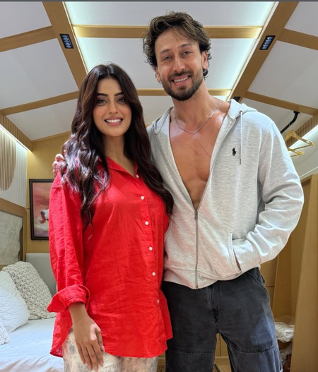 अक्षरा सिंह ने टाइगर श्रॉफ के साथ तस्वीरें शेयर कर बढ़ाई हलचल, बोलीं- कुछ तस्वीरें गैलरी में रखने के लिए नहीं होतीं अक्षरा सिंह ने टाइगर श्रॉफ के साथ तस्वीरें शेयर कर बढ़ाई हलचल, बोलीं- कुछ तस्वीरें गैलरी में रखने के लिए नहीं होतीं