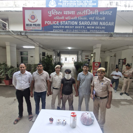 दिल्ली के सरोजिनी नगर में चोरी का खुलासा, पुलिस ने चोर और सामान खरीदने वाले कबाड़ी को किया गिरफ्तार दिल्ली के सरोजिनी नगर में चोरी का खुलासा, पुलिस ने चोर और सामान खरीदने वाले कबाड़ी को किया गिरफ्तार