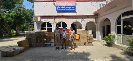 ग्रेटर नोएडा के फ्लैट में मिला लाखों रुपये के अवैध पटाखों का जखीरा, पुलिस ने एक आरोपी को किया गिरफ्तार
