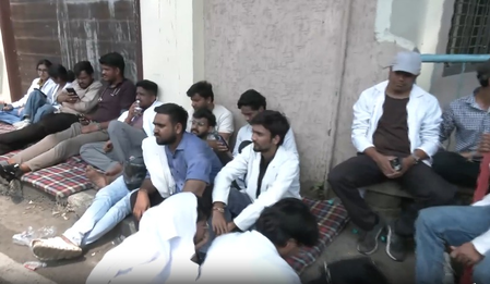 मध्य प्रदेश में इंटर्न डॉक्टरों की हड़ताल पर सस्पेंस बरकरार, स्टाइपेंड 21,500 करने पर सहमति के बाद भी गतिरोध मध्य प्रदेश में इंटर्न डॉक्टरों की हड़ताल पर सस्पेंस बरकरार, स्टाइपेंड 21,500 करने पर सहमति के बाद भी गतिरोध