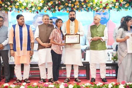 मेधावी छात्रों के सम्मान समारोह में बोले सम्राट चौधरी- जन्मभूमि और कर्मभूमि को बेहतर बनाना हम सभी का दायित्व मेधावी छात्रों के सम्मान समारोह में बोले सम्राट चौधरी- जन्मभूमि और कर्मभूमि को बेहतर बनाना हम सभी का दायित्व