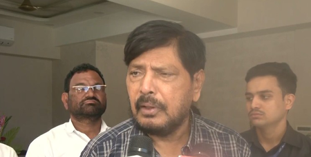 गरबा में धर्म के आधार पर रोक गलत, भाईचारा मजबूत करने की जरूरत रामदास आठवले गरबा में धर्म के आधार पर रोक गलत, भाईचारा मजबूत करने की जरूरत रामदास आठवले