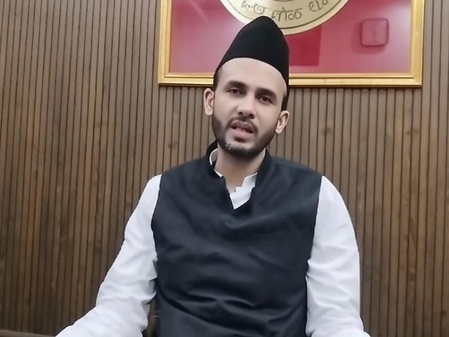 संभल में सपा सांसद जियाउर रहमान का सरकार पर तंज, कहा-सरकार जानबूझकर मुस्लिमों पर करा रही कार्रवाई