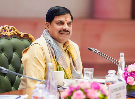 मध्य प्रदेश सागर शराब कांड के आरोपियों के अवैध निर्माण पर चला बुलडोजर मध्य प्रदेश सागर शराब कांड के आरोपियों के अवैध निर्माण पर चला बुलडोजर
