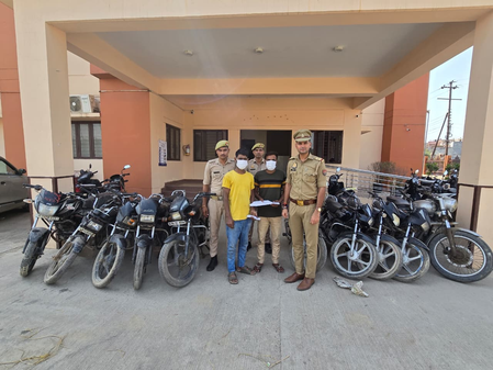 नोएडा अंतरराज्यीय वाहन चोर गिरोह का पर्दाफाश, चोरी की 10 बाइक और अवैध हथियार बरामद नोएडा अंतरराज्यीय वाहन चोर गिरोह का पर्दाफाश, चोरी की 10 बाइक और अवैध हथियार बरामद