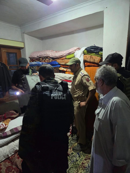 अनंतनाग पुलिस का वाघामा में ड्रग्स के खिलाफ बड़ा ऑपरेशन, तस्करी के 13 आरोपी गिरफ्तार