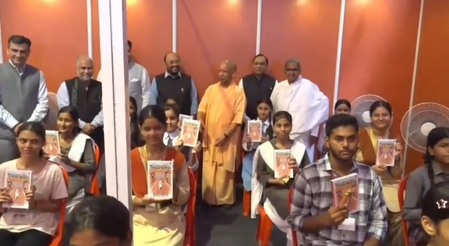 योगी सरकार में पुस्तक महोत्सव को नया विस्तार किताबें दिखाती हैं दुनिया, समझने की ताकत भी देती हैं योगी सरकार में पुस्तक महोत्सव को नया विस्तार किताबें दिखाती हैं दुनिया, समझने की ताकत भी देती हैं