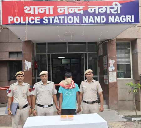 दिल्ली के नंद नगरी में 5 मामलों में वांछित बदमाश गिरफ्तार, पुलिस ने 2 अवैध हथियार और कारतूस किए बरामद दिल्ली के नंद नगरी में 5 मामलों में वांछित बदमाश गिरफ्तार, पुलिस ने 2 अवैध हथियार और कारतूस किए बरामद
