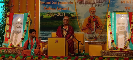 गेरुआ वस्त्र संन्यास की पहचान, कसौटी नहीं स्वामी निरंजनानंद गेरुआ वस्त्र संन्यास की पहचान, कसौटी नहीं स्वामी निरंजनानंद