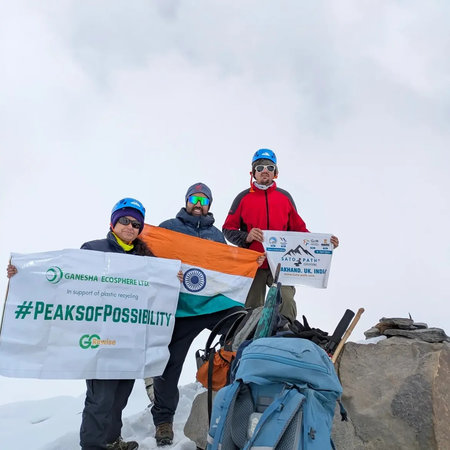 लखनऊ की पर्वतारोही पूर्वा धवन ने 5,826 मीटर ऊंची रुद्रगैरा चोटी पर फहराया तिरंगा लखनऊ की पर्वतारोही पूर्वा धवन ने 5,826 मीटर ऊंची रुद्रगैरा चोटी पर फहराया तिरंगा