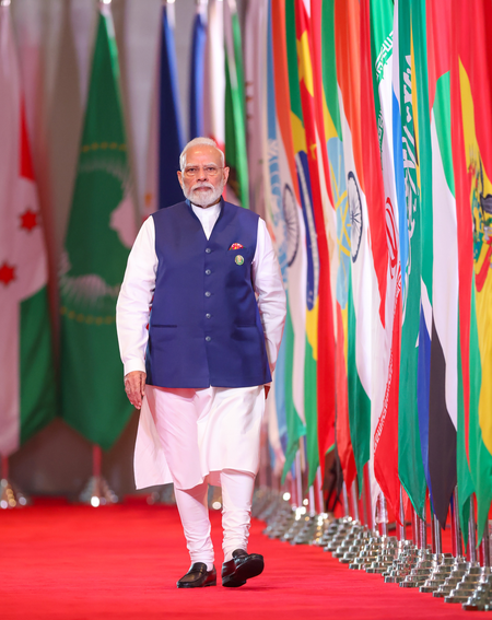 संघ प्रचारक से 3 बार प्रधानमंत्री बनने तक का सफर, जानिए नरेंद्र मोदी के संघर्ष और सफलता की कहानी