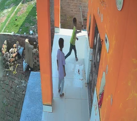 नालंदा के बिहारशरीफ में शिव मंदिर के अंदर तोड़फोड़, तीन नाबालिग पुलिस हिरासत में नालंदा के बिहारशरीफ में शिव मंदिर के अंदर तोड़फोड़, तीन नाबालिग पुलिस हिरासत में