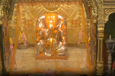 जयपुर के मोती डूंगरी गणेश मंदिर में सिंधारा रस्म के लिए जुटे अविवाहित युवा, प्रसाद में बांटी जाएगी 3500 किलो मेहंदी जयपुर के मोती डूंगरी गणेश मंदिर में सिंधारा रस्म के लिए जुटे अविवाहित युवा, प्रसाद में बांटी जाएगी 3500 किलो मेहंदी