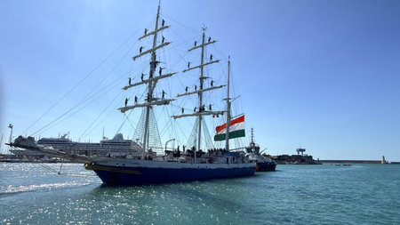 आईएनएस सुदर्शिनी ने इटली के लिवोर्नो से फिर शुरू की समुद्री यात्रा आईएनएस सुदर्शिनी ने इटली के लिवोर्नो से फिर शुरू की समुद्री यात्रा
