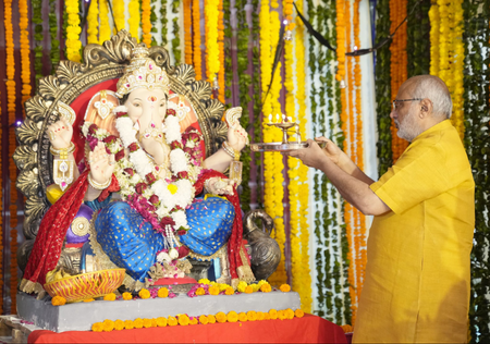 गणेश चतुर्थी पर महाराष्ट्र सदन और केंद्रीय मंत्री पीयूष गोयल के आवास पहुंचे उपराष्ट्रपति, गणपति बप्पा का लिया आशीर्वाद गणेश चतुर्थी पर महाराष्ट्र सदन और केंद्रीय मंत्री पीयूष गोयल के आवास पहुंचे उपराष्ट्रपति, गणपति बप्पा का लिया आशीर्वाद