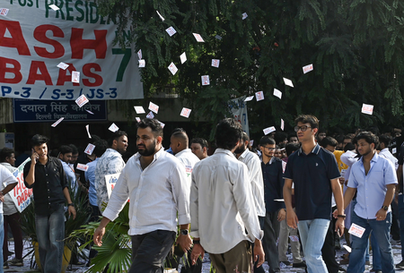 डूसू चुनाव दिल्ली विश्वविद्यालय में वोटिंग जारी, कैंपस व कॉलेजों के बाहर जुटे छात्र डूसू चुनाव दिल्ली विश्वविद्यालय में वोटिंग जारी, कैंपस व कॉलेजों के बाहर जुटे छात्र
