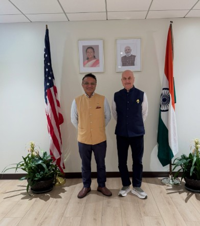 इंटरनेशनल टूर पर हैं अनुपम खेर, लॉस एंजिल्स वाणिज्य दूतावास में दिखा देसी अंदाज इंटरनेशनल टूर पर हैं अनुपम खेर, लॉस एंजिल्स वाणिज्य दूतावास में दिखा देसी अंदाज