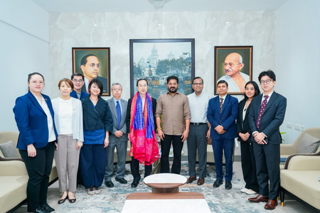 मुख्यमंत्री रेवंत रेड्डी ने सिंगापुर की कंपनियों को तेलंगाना में निवेश के लिए आमंत्रित किया मुख्यमंत्री रेवंत रेड्डी ने सिंगापुर की कंपनियों को तेलंगाना में निवेश के लिए आमंत्रित किया