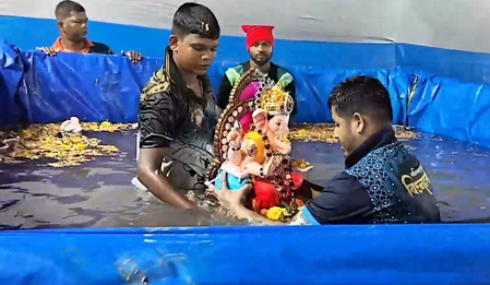 वसई-विरार में भक्ति और आस्था के साथ डेढ़ दिन के गणपति बप्पा को विदाई, 12987 प्रतिमाओं का विसर्जन वसई-विरार में भक्ति और आस्था के साथ डेढ़ दिन के गणपति बप्पा को विदाई, 12987 प्रतिमाओं का विसर्जन