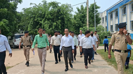 नवादा डीएम ने डॉ भीमराव अंबेडकर आवासीय छात्रावास का किया औचक निरीक्षण, छात्रों के साथ बैठकर खाया खाना नवादा डीएम ने डॉ भीमराव अंबेडकर आवासीय छात्रावास का किया औचक निरीक्षण, छात्रों के साथ बैठकर खाया खाना