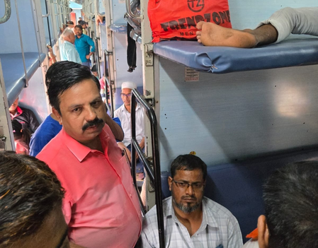 भागलपुर-जमालपुर रेल खंड में चला विशेष टिकट जांच अभियान, 263 यात्रियों पर जुर्माना भागलपुर-जमालपुर रेल खंड में चला विशेष टिकट जांच अभियान, 263 यात्रियों पर जुर्माना