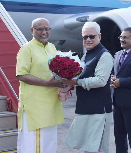 धार्मिक, सांस्कृतिक और शैक्षणिक कार्यक्रमों में शामिल होने के लिए मुंबई पहुंचे उपराष्ट्रपति राधाकृष्णन धार्मिक, सांस्कृतिक और शैक्षणिक कार्यक्रमों में शामिल होने के लिए मुंबई पहुंचे उपराष्ट्रपति राधाकृष्णन